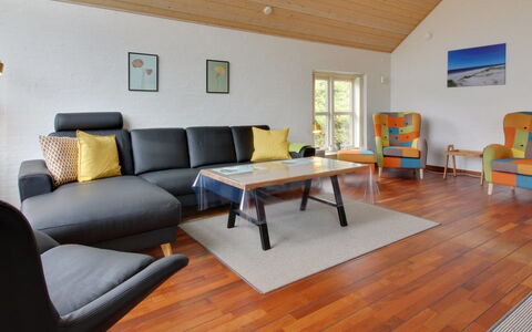 Gidsken - 30M from the Sea: Mueble, Piso, Diseño De Interiores, Suelo, Madera, Suelos De Madera, Sofá, Sala, Casa, Suelo Laminado