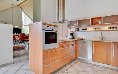 Gidsken - 30M from the Sea: Cocina, Mostrador, Diseño De Interiores, Piso, Aparato De Cocina, Gabinetes, Mueble, Madera, Suelo, Electrodoméstico