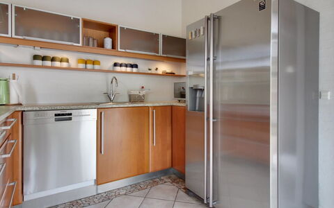 Gidsken - 30M from the Sea: Aparato De Cocina, Cocina, Electrodoméstico, Gabinetes, Piso, Mostrador, Refrigerador, Madera, Electrodoméstico, Diseño De Interiores