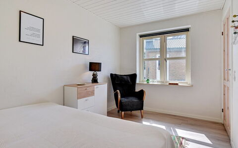Gidsken - 30M from the Sea: Diseño De Interiores, Piso, Suelo, Pared, Mueble, Madera, Techo, Habitación, Suelos De Madera, Cama