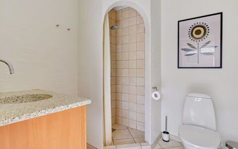 Gidsken - 30M from the Sea: Piso, Suelo, Diseño De Interiores, Habitación, Techo, Arreglo De Tubería, Baño, Departamento, Loseta