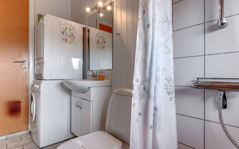 Mogens - from the Sea: Arreglo De Tubería, Piso, Diseño De Interiores, Suelo, Lavabo, Lavabo Del Baño, Baño, Grifo, Habitación, Plomería