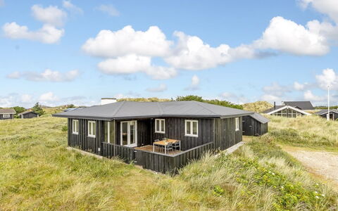 Iken - 500M from the Sea: Mueble, Mueble Para Exteriores, Vajilla, Mesa, Drinkware, Silla, Mesa Al Aire Libre, Comida, Botella