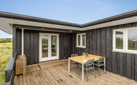 Iken - 500M from the Sea: Mueble, Mueble Para Exteriores, Vajilla, Mesa, Drinkware, Silla, Mesa Al Aire Libre, Comida, Botella