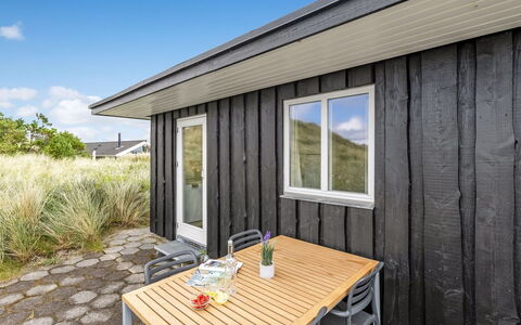 Iken - 500M from the Sea: Mueble, Mueble Para Exteriores, Vajilla, Mesa, Drinkware, Silla, Mesa Al Aire Libre, Comida, Botella