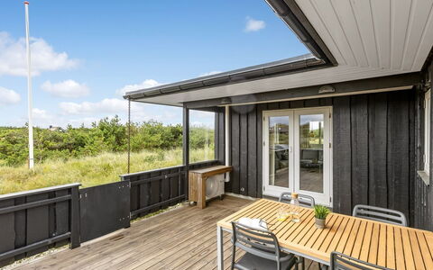Iken - 500M from the Sea: Mueble, Mueble Para Exteriores, Vajilla, Mesa, Drinkware, Silla, Mesa Al Aire Libre, Comida, Botella