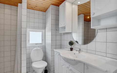 Gillis - 900M from the Sea: Arreglo De Tubería, Pared, Piso, Lavabo Del Baño, Diseño De Interiores, Lavabo, Suelo, Baño, Grifo, Techo