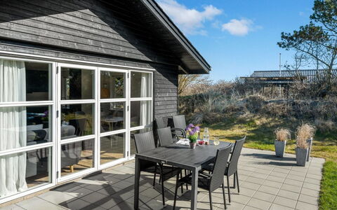 Gillis - 900M from the Sea: Madera, Mueble, Mueble Para Exteriores, Silla, Piso, Cocina Y Comedor Mesa, Puerta, Mesa, Porche, Mesa Al Aire Libre