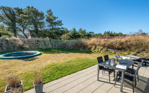 Gillis - 900M from the Sea: El Terreno Del Lote, Jardín, Mueble Para Exteriores, Paisajismo, Sombra, Césped, Yarda, Silla, Pasarela, Patio Interior