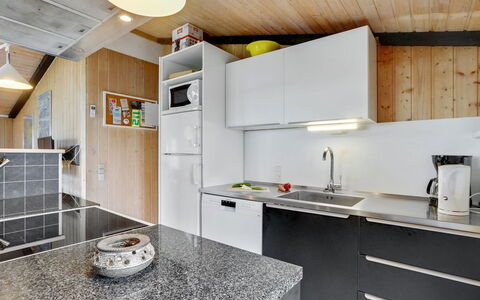 Friedel - 150M from the Sea: Cocina, Mostrador, Aparato De Cocina, Electrodoméstico, Techo, Diseño De Interiores, Fregadero, Gabinetes, Piso, Electrodoméstico