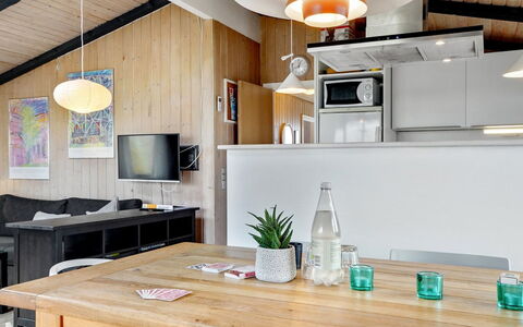 Friedel - 150M from the Sea: Mueble, Diseño De Interiores, Lámpara, Madera, Techo, Piso, Cocina, Encendiendo, Suelo, Habitación