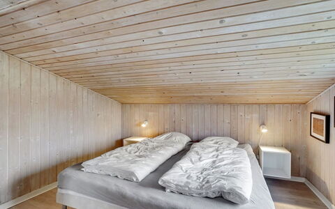 Friedel - 150M from the Sea: Madera, Techo, Piso, Habitación, Suelo, Diseño De Interiores, Cama, Suelos De Madera, Lecho, Habitación