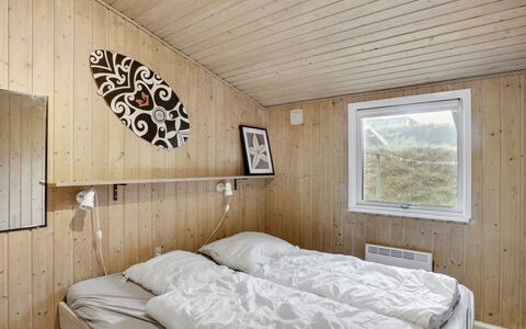 Friedel - 150M from the Sea: Habitación, Madera, Cama, Techo, Sábana, Lecho, Diseño De Interiores, Suelo, Marco De La Cama, Habitación