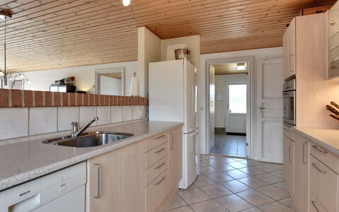 Dorothea - 450M to the Fjord: Mostrador, Piso, Cocina, Diseño De Interiores, Mueble, Suelo, Gabinetes, Madera, Techo, Lámpara