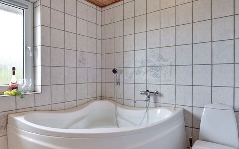Dorothea - 450M to the Fjord: Baño, Arreglo De Tubería, Bañera, Piso, Diseño De Interiores, Suelo, Grifo, Plomería, Loseta, Habitación