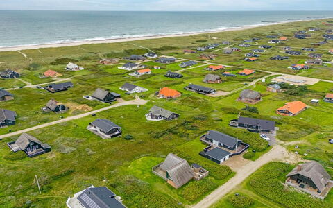 Balthasar - 200M from the Sea: Madera, Techo, Arquitectura, Casa, Casa, Cabaña, Vía Muerta, Madera Dura, Pendiente, Inmuebles