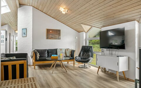 Hariet - 600M from the Sea: Piso, Diseño De Interiores, Madera, Suelos De Madera, Suelo, Techo, Mueble, Casa, Suelo Laminado, Sala