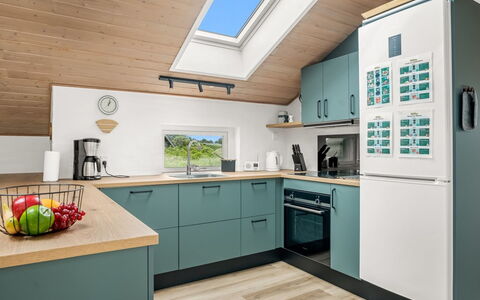Hariet - 600M from the Sea: Cocina, Aparato De Cocina, Diseño De Interiores, Electrodoméstico, Mostrador, Madera, Gabinetes, Mueble, Piso, Estufa De Cocina