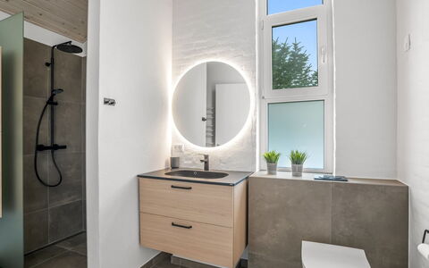 Hariet - 600M from the Sea: Baño, Diseño De Interiores, Lavabo Del Baño, Arreglo De Tubería, Piso, Suelo, Pared, Lavabo, Mueble De Baño, Espejo