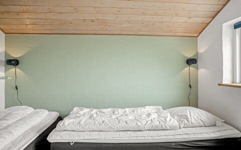 Hariet - 600M from the Sea: Diseño De Interiores, Pared, Mueble, Suelo, Piso, Habitación, Cama, Madera, Techo, Encendiendo