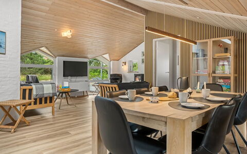 Hariet - 600M from the Sea: Diseño De Interiores, Piso, Madera, Suelos De Madera, Techo, Suelo, Sofá, Mueble, Habitación, Sala