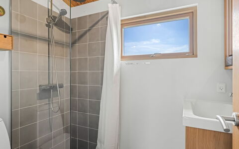 Sharina - 500M from the Sea: Mueble, Mueble Para Exteriores, Vajilla, Mesa, Drinkware, Silla, Mesa Al Aire Libre, Comida, Botella