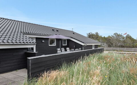 Mavis - 800M from the Sea: Madera, Casa, Porche, Cubierta, Madera Dura, Techo, Manchas De Madera, Suelos De Madera, Eco Hotel