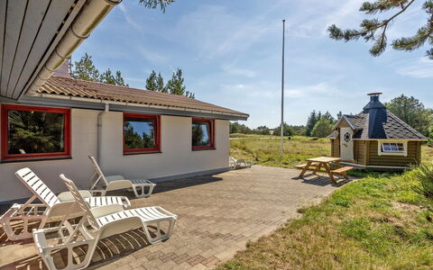 Germund - 900M from the Sea: Techo, Casa, Casa, Cabaña, Vía Muerta, Inmuebles, Entrada De Coches, Edificios Del Jardín, Yarda, Cobertizo