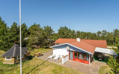 Germund - 900M from the Sea: Techo, Casa, Casa, Cabaña, Vía Muerta, Inmuebles, Entrada De Coches, Edificios Del Jardín, Yarda, Cobertizo