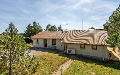 Germund - 900M from the Sea: Techo, Casa, Casa, Cabaña, Vía Muerta, Inmuebles, Entrada De Coches, Edificios Del Jardín, Yarda, Cobertizo