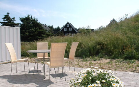 Ønef - 1Km from the Sea: Mueble, Diseño De Interiores, Silla, Piso, Mesa, Recurso, Suelo, Techo, Habitación, Eco Hotel