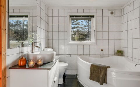 Bylgja - 1.7Km from the Sea: Arreglo De Tubería, Piso, Diseño De Interiores, Baño, Suelo, Plomería, Casa, Grifo, Loseta, Techo