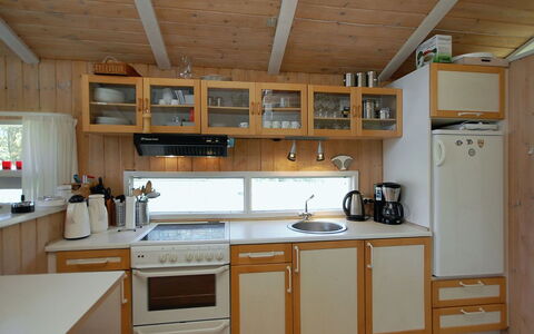 Anthonia - 1.6Km from the Sea: Cocina, Mostrador, Madera, Aparato De Cocina, Mueble, Electrodoméstico, Diseño De Interiores, Gabinetes, Fregadero, Piso