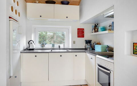 Birette - 1.5Km from the Sea: Aparato De Cocina, Cocina, Electrodoméstico, Diseño De Interiores, Mostrador, Piso, Madera, Estufa De Cocina, Electrodoméstico, Techo