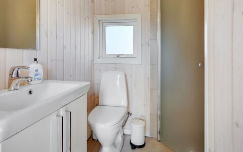 Birette - 1.5Km from the Sea: Piso, Arreglo De Tubería, Pared, Suelo, Madera, Baño, Baño, Asiento Del Baño, Diseño De Interiores, Lavabo
