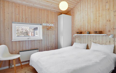 Birette - 1.5Km from the Sea: Habitación, Pared, Madera, Cama, Sábana, Lecho, Techo, Diseño De Interiores, Piso, Suelo
