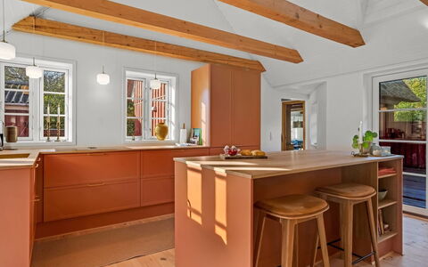 Beghel - 350M from the Sea: Piso, Diseño De Interiores, Madera, Suelo, Mueble, Techo, Mostrador, Cocina, Gabinetes, Suelos De Madera