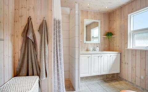 Ønder - 800M from the Sea: Piso, Madera, Diseño De Interiores, Suelo, Techo, Mueble De Baño, Habitación, Arreglo De Tubería, Casa, Baño