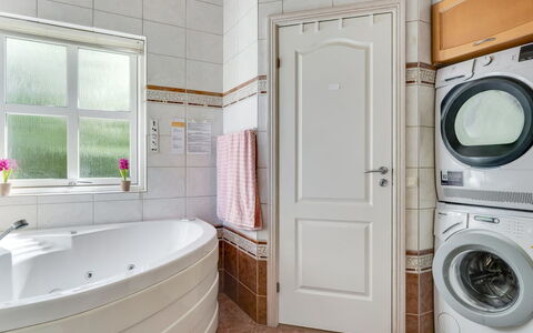 Bina - 1.9Km from the Sea: Diseño De Interiores, Piso, Arreglo De Tubería, Suelo, Grifo, Lavadora, Baño, Plomería, Habitación, Techo