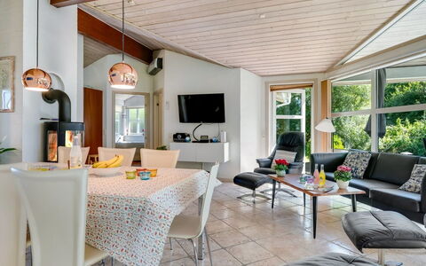 Bina - 1.9Km from the Sea: Mueble, Diseño De Interiores, Piso, Sofá, Silla, Suelo, Techo, Madera, Mesa, Sala