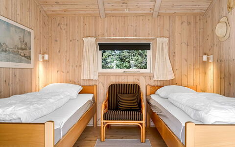 Akka - 2Km from the Sea: Cama, Habitación, Diseño De Interiores, Madera, Sábana, Mueble, Lecho, Suelo, Techo, Piso