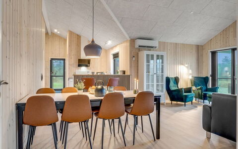 Carla - 1.5Km from the Sea: Madera, Diseño De Interiores, Techo, Piso, Suelo, Mueble, Suelos De Madera, Sala, Habitación, Madera Dura