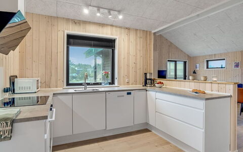 Carla - 1.5Km from the Sea: Madera, Cocina, Mostrador, Techo, Casa, Aparato De Cocina, Habitación, Electrodoméstico, Madera Dura, Arreglo De Tubería