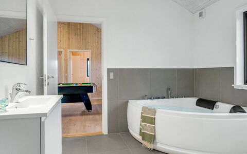 Carla - 1.5Km from the Sea: Piso, Diseño De Interiores, Arreglo De Tubería, Suelo, Techo, Baño, Grifo, Bañera, Plomería, Encendiendo