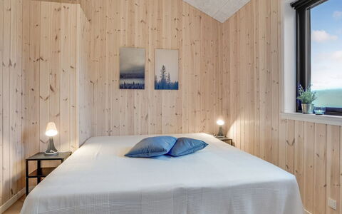 Carla - 1.5Km from the Sea: Madera, Piso, Habitación, Diseño De Interiores, Suelo, Techo, Cama, Habitación, Sábana, Lecho