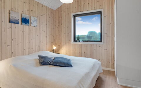 Carla - 1.5Km from the Sea: Madera, Techo, Diseño De Interiores, Habitación, Piso, Suelo, Habitación, Casa, Cama, Lámpara