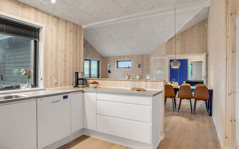 Carla - 1.5Km from the Sea: Madera, Techo, Casa, Cocina, Mostrador, Habitación, Electrodoméstico, Electrodoméstico, Madera Dura, Manchas De Madera