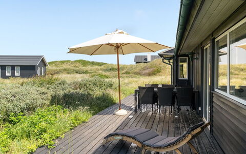 Dila - 150M from the Sea: Casa, Casa, Puerta, Techo, Cabaña, Inmuebles, Jardín, Sombra, Vía Muerta, Yarda