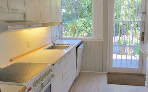 Claudette - 1Km from the Sea: Cocina, Piso, Madera, Diseño De Interiores, Mostrador, Electrodoméstico, Suelo, Aparato De Cocina, Fregadero, Techo