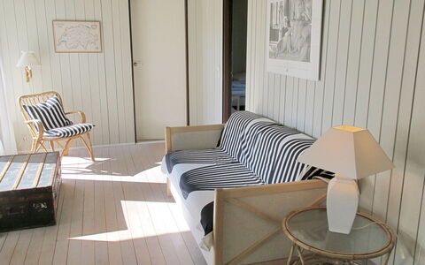 Claudette - 1Km from the Sea: Mueble, Diseño De Interiores, Madera, Piso, Suelo, Habitación, Casa, Sala, Silla, Marco